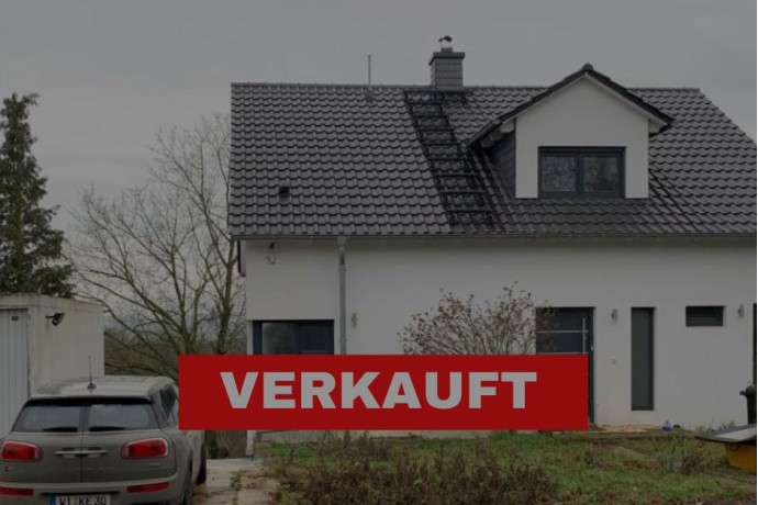 Modernes freistehendes Haus mit Einliegerwohnung und Garage